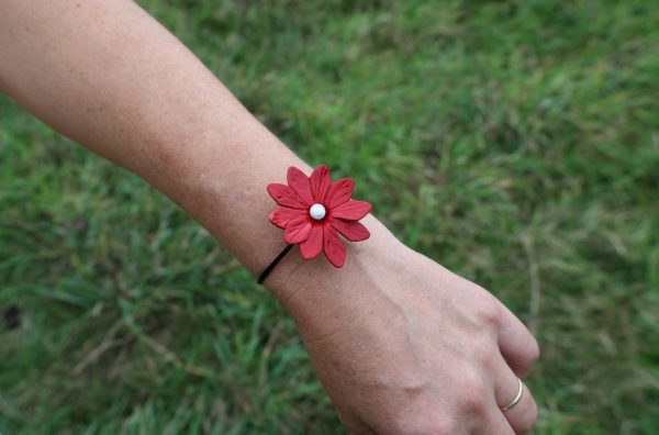 bracelet grande fleur rouge et blanc, cuir végétal, l'âge du cuir, maroquinerie artisanale, dordogne, france