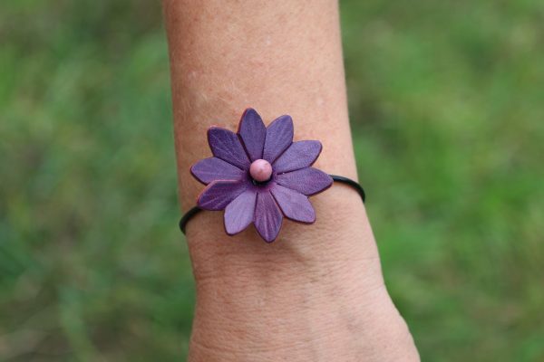 bracelet grosse fleur violette, cuir végétal, l'âge du cuir, maroquinerie artisanale, dordogne, france