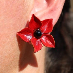 Boucles d'oreilles fleur étoilée rouge, cuir végétal, l'âge du cuir, maroquinerie artisanale, dordogne, france