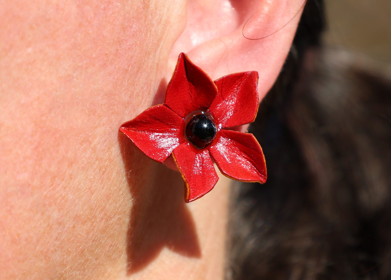 Boucles d'oreilles fleur étoilée rouge, cuir végétal, l'âge du cuir, maroquinerie artisanale, dordogne, france
