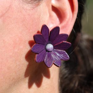 Boucles d'oreilles grande fleur violette, cuir végétal, l'âge du cuir, maroquinerie artisanale, dordogne, france