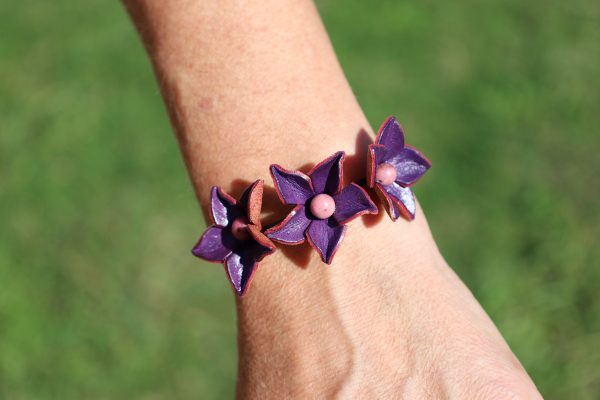 bracelet 3 fleurs étoilées violettes, cuir végétal, l'âge du cuir, maroquinerie artisanale, dordogne, france