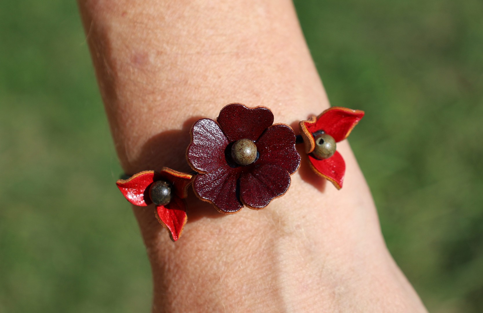 bracelet 3 fleurs rougeoyantes, cuir végétal, l'âge du cuir, maroquinerie artisanale, dordogne, france