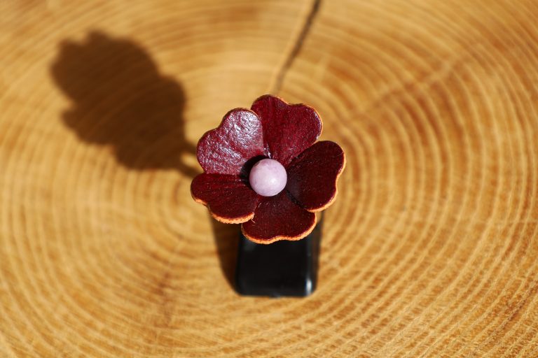 bague fleur acajou, cuir végétal, l'âge du cuir, maroquinerie artisanale, dordogne, france