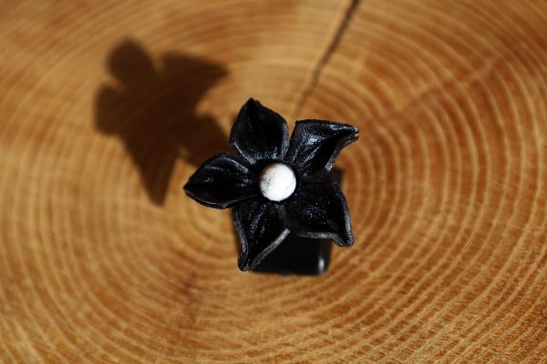 bague fleur étoilée noire, cuir végétal, l'âge du cuir, maroquinerie artisanale, dordogne, france