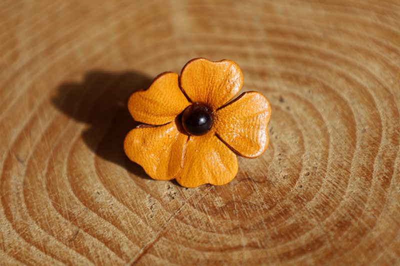 fleur marron clair, cuir végétal, l'âge du cuir, maroquinerie artisanale, dordogne, france