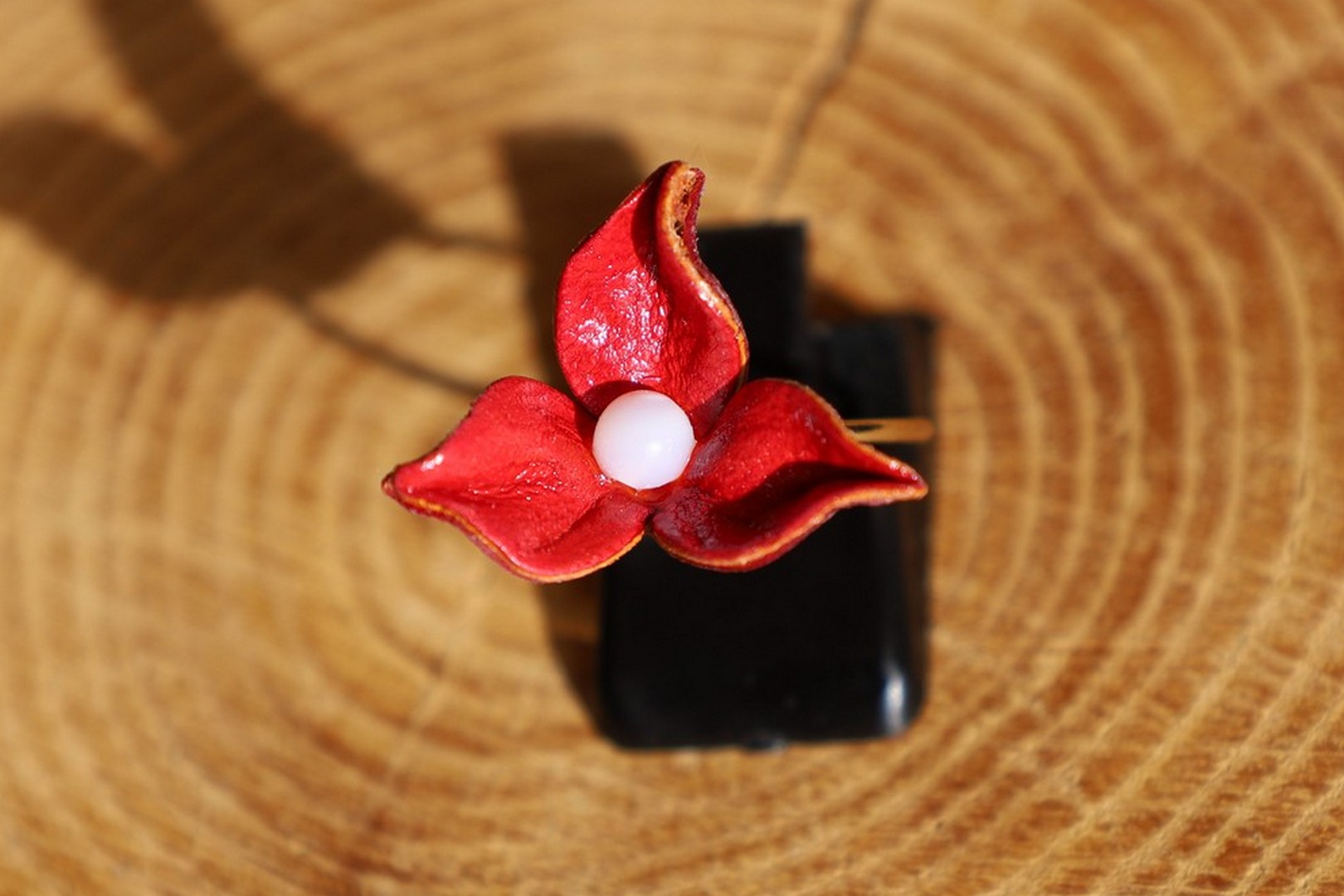 bague fleur rouge, cuir végétal, l'âge du cuir, maroquinerie artisanale, Dordogne, France