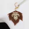 boucle d oreille feuille d'érable marron, tannage végétal, l'âge du cuir, maroquinerie artisanale éthique et responsable, dordogne, france