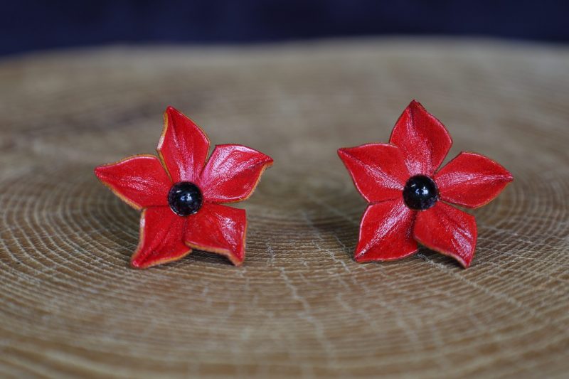 boucle d oreille rouge, tannage végétal, l'âge du cuir, maroquinerie artisanale éthique et responsable, dordogne, france