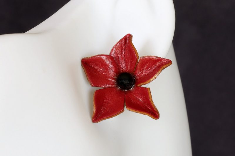 boucle d oreille fleur rouge coeur noir, tannage végétal, l'âge du cuir, maroquinerie artisanale éthique et responsable, dordogne, france