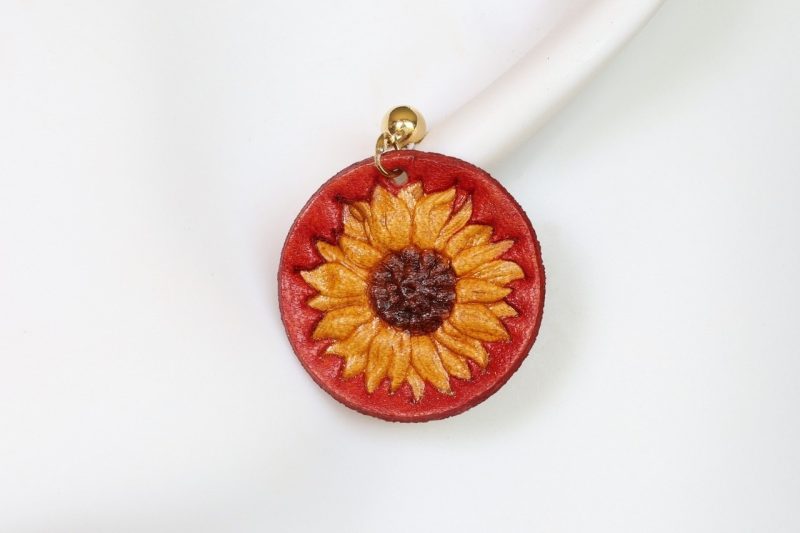 boucle d oreille fleur rouge jaune tournesol, tannage végétal, l'âge du cuir, maroquinerie artisanale éthique et responsable, dordogne, france