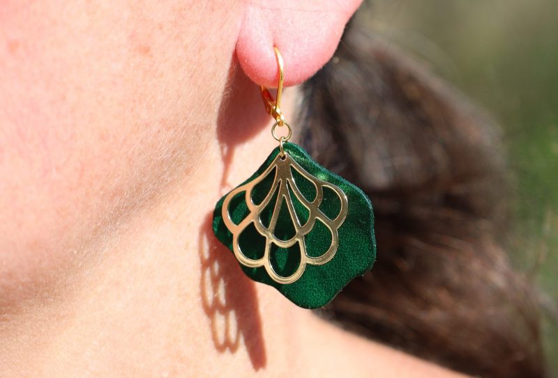 boucles d'oreilles feuille stylisée verte, cuir végétal, l'âge du cuir, maroquinerie artisanale, dordogne, france