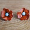 boucles d'oreilles fleur marron cœur bleu, cuir végétal, l'âge du cuir, maroquinerie artisanale, dordogne, france