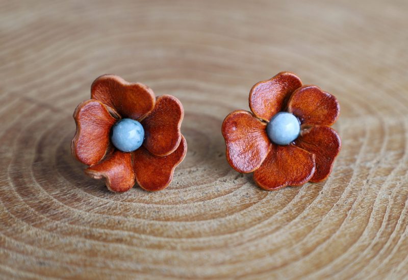 boucles d'oreilles fleur marron cœur bleu, cuir végétal, l'âge du cuir, maroquinerie artisanale, dordogne, france