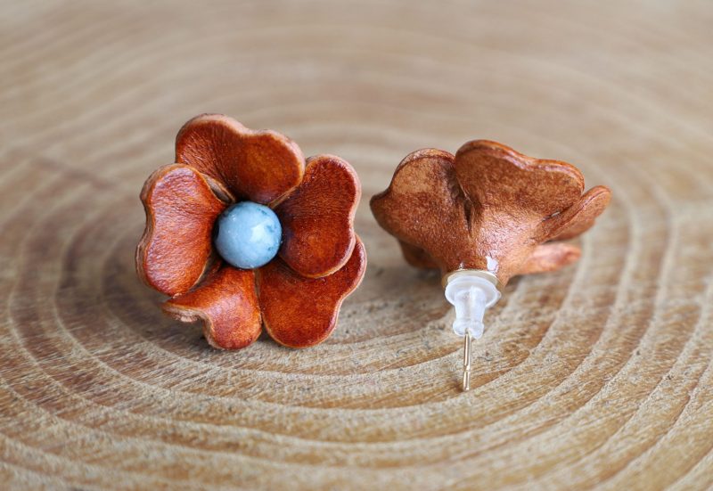 boucles d'oreilles fleur marron cœur bleu, cuir végétal, l'âge du cuir, maroquinerie artisanale, dordogne, france