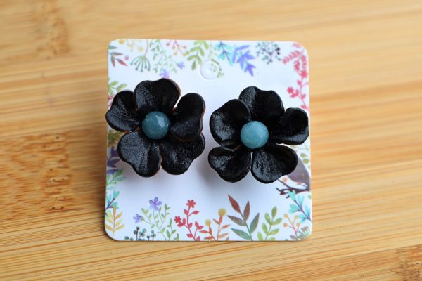 boucles d'oreilles fleur noire cœur bleu, cuir végétal, l'âge du cuir, maroquinerie artisanale, dordogne, france