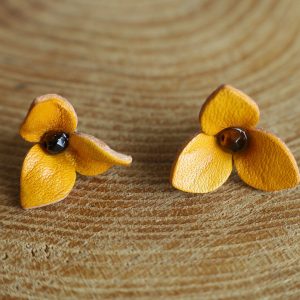 boucles d'oreilles petite fleur marron clair, cuir végétal, l'âge du cuir, maroquinerie artisanale, dordogne, france