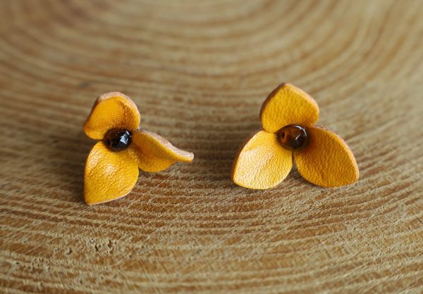 boucles d'oreilles petite fleur marron clair, cuir végétal, l'âge du cuir, maroquinerie artisanale, dordogne, france