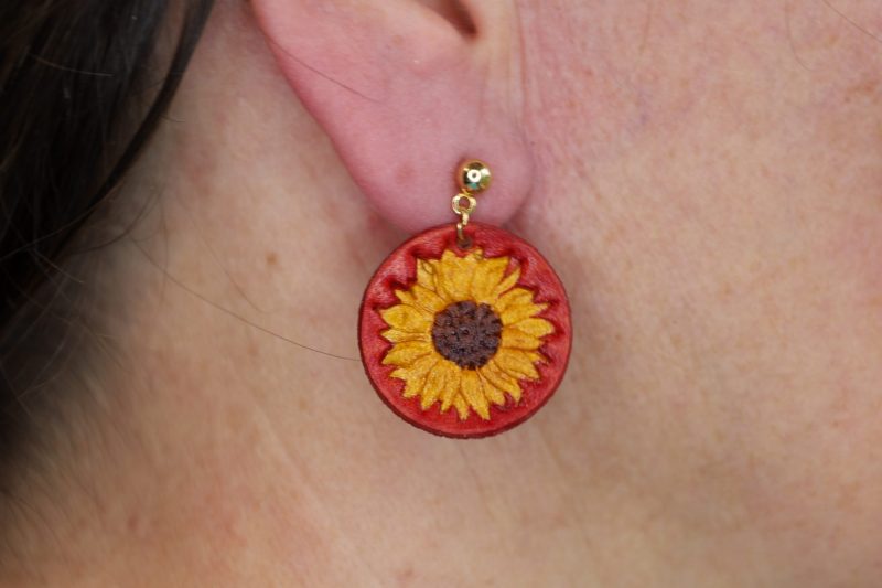 boucles d'oreilles rouges tournesol, cuir végétal, l'âge du cuir, maroquinerie artisanale, dordogne, france