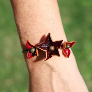 bracelet 3 fleurs l'étoile rougeoyante, cuir végétal, l'âge du cuir, maroquinerie artisanale, dordogne, france