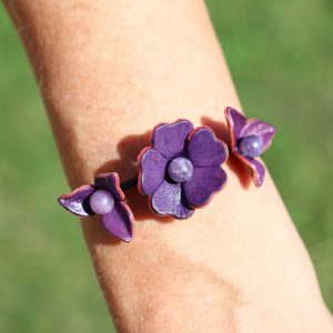 bracelet 3 fleurs violet, cuir végétal, l'âge du cuir, maroquinerie artisanale, dordogne, france