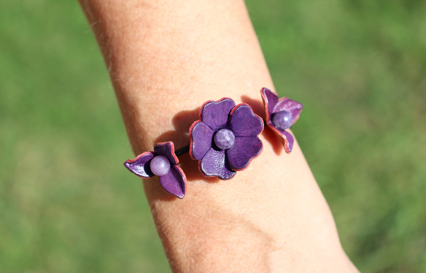 bracelet 3 fleurs violet, cuir végétal, l'âge du cuir, maroquinerie artisanale, dordogne, france