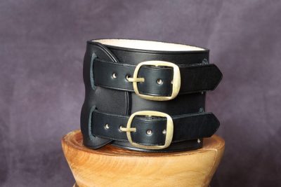 bracelet de force en cuir noir, 2 boucles médiévales, tannage végétal, l'Âge du Cuir, maroquinerie artisanale éthique et responsable, Dordogne, France