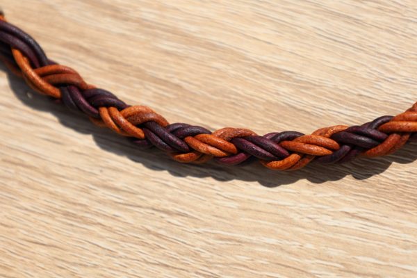bracelet tressé bicolore acajou marron, cuir végétal, l'âge du cuir, maroquinerie artisanale, dordogne, france