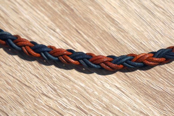 bracelet tressé bicolore bleu marron, l'âge du cuir, maroquinerie artisanale, dordogne, france