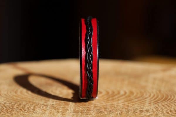 bracelet viking cuir rouge tressage noir, cuir végétal, l'âge du cuir, maroquinerie artisanale, dordogne, france