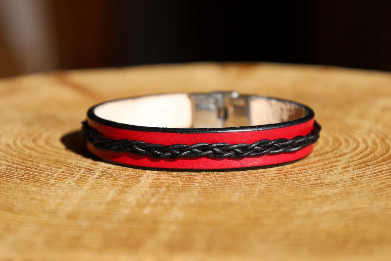 bracelet viking cuir rouge tressage noir, cuir végétal, l'âge du cuir, maroquinerie artisanale, dordogne, france