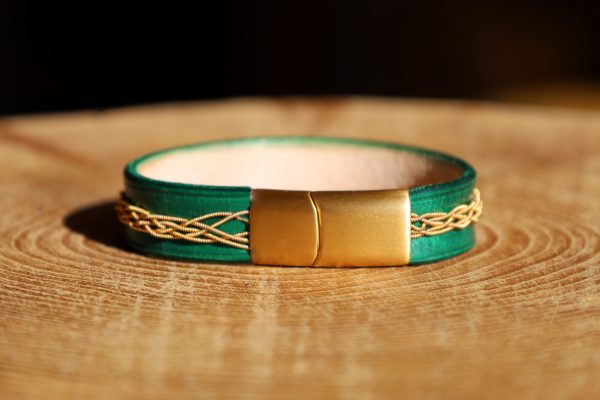 bracelet viking vert et or, cuir végétal, l'âge du cuir, maroquinerie artisanale, dordogne, france
