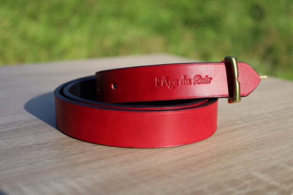 ceinture cuir haute qualité rouge, ceinture cuir homme femme de qualité, ceinture personnalisée, cuir végétal, l'âge du cuir; maroquinerie artisanale, dordogne, france