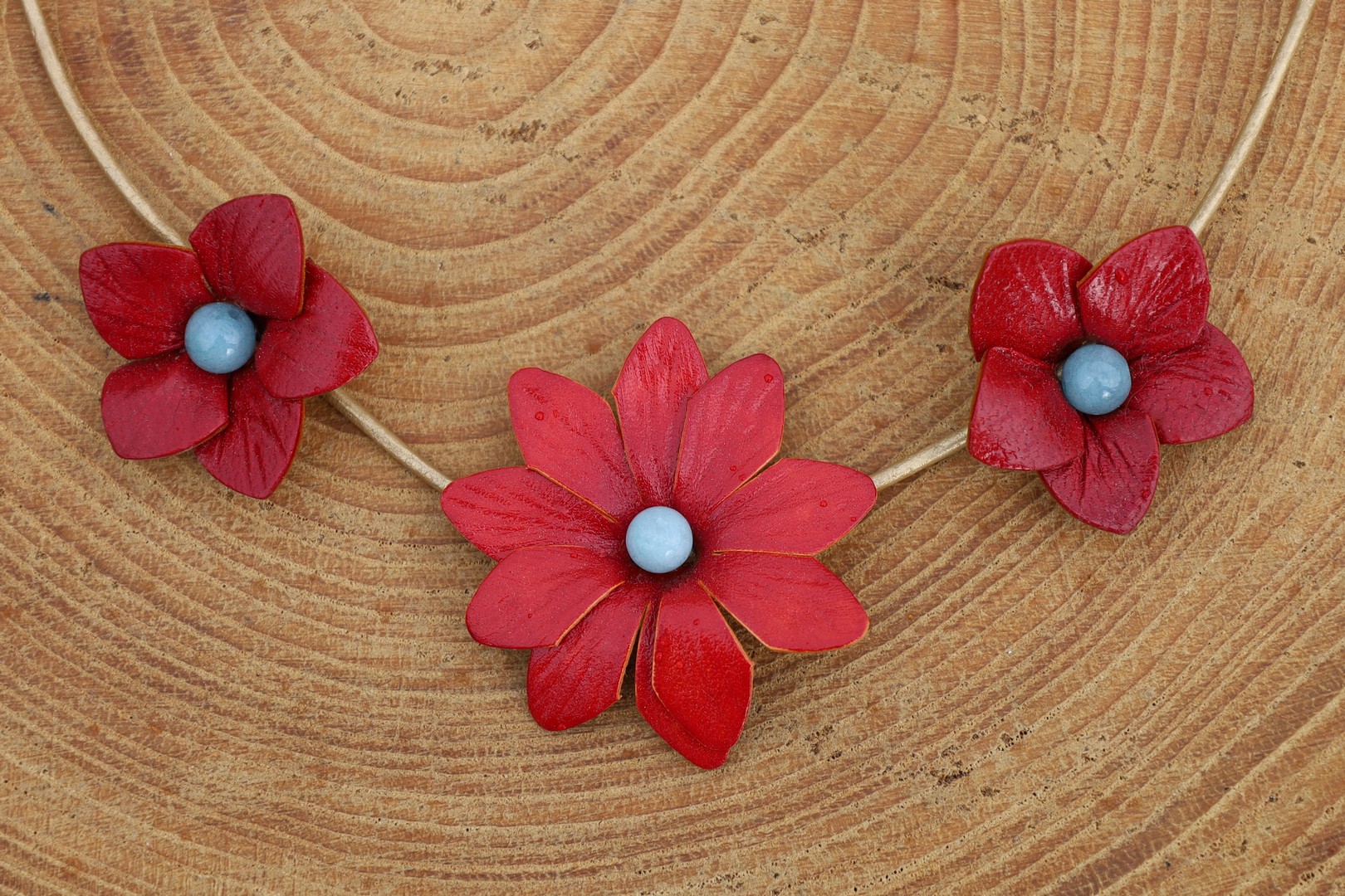 collier 3 fleurs variées rouges, cuir végétal, l'âge du cuir, maroquinerie artisanale, dordogne, france