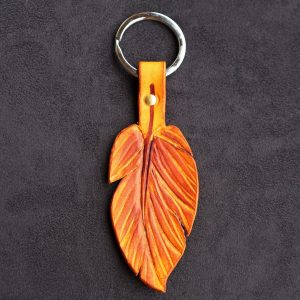 porte clefs plume feuille d'automne, cuir végétal, l'âge du cuir, maroquinerie artisanale, dordogne, france