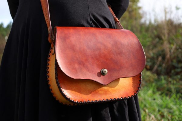 sac à main bandoulière médiéval, cuir végétal, l'âge du cuir, maroquinerie artisanale, dordogne, france