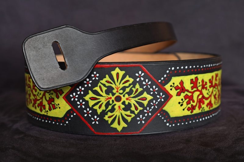 sangle guitare florale, cuir de vache pleine fleur à tannage végétal, l'âge du cuir, maroquinerie artisanale, Dordogne, France