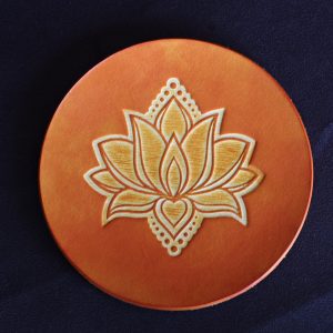 sous verre fleur de lotus orange, cuir végétal, l'âge du cuir, maroquinerie artisanale, Dordogne, France