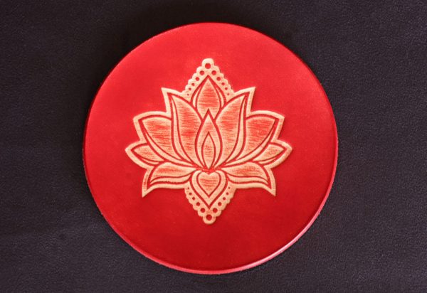 sous verre fleur de lotus rouge, cuir végétal, l'âge du cuir, maroquinerie artisanale, Dordogne, France