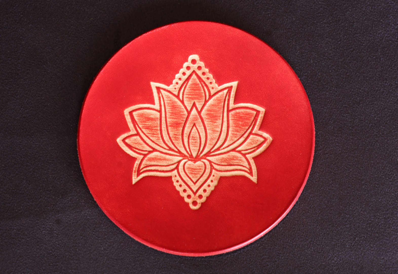 sous verre fleur de lotus rouge, cuir végétal, l'âge du cuir, maroquinerie artisanale, Dordogne, France
