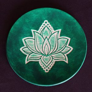 sous verre fleur de lotus vert, cuir végétal, l'âge du cuir, maroquinerie artisanale, Dordogne, France