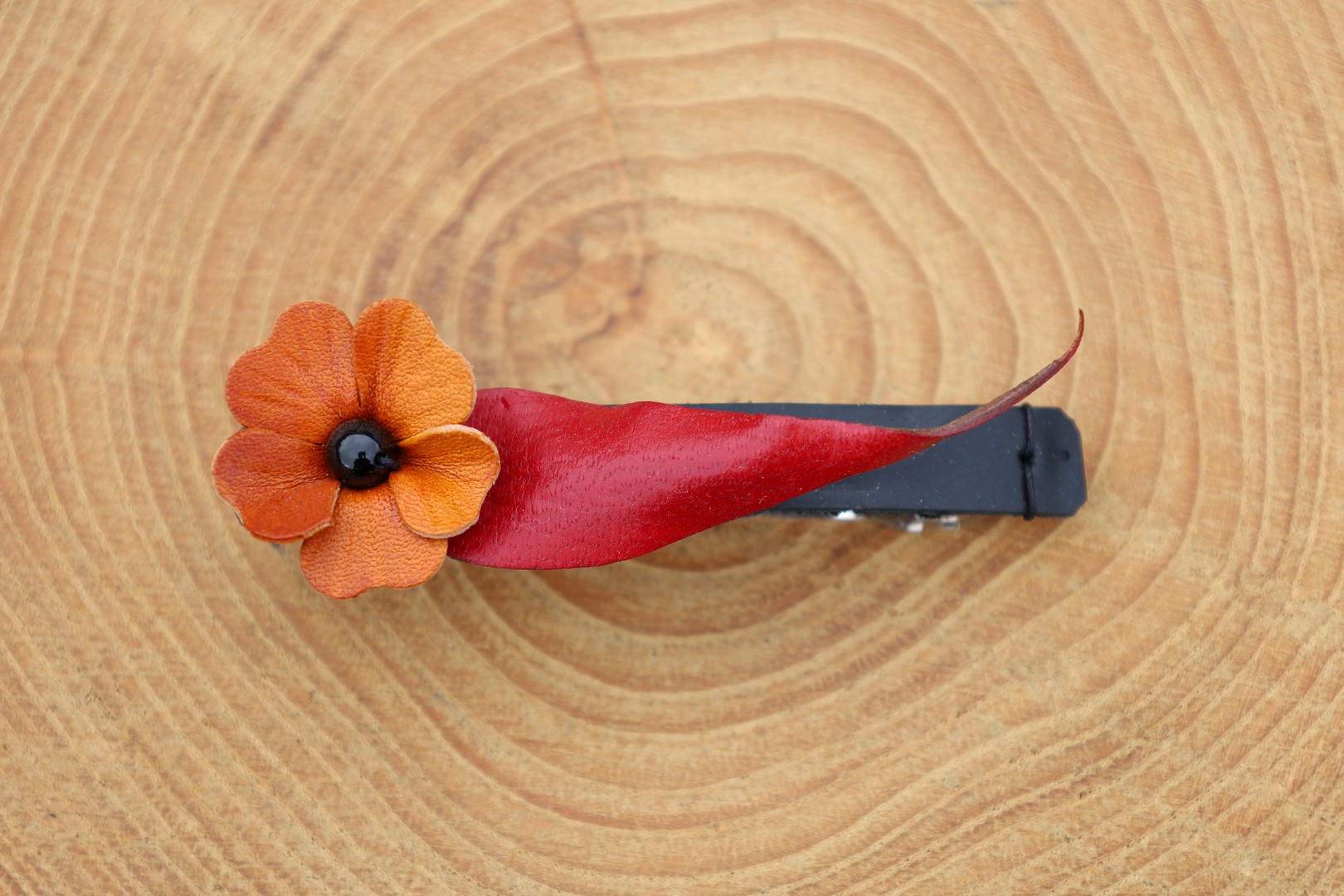 barrette fleur orange feuille rouge fond noir, cuir végétal, l'âge du cuir, maroquinerie artisanale, Dordogne, France