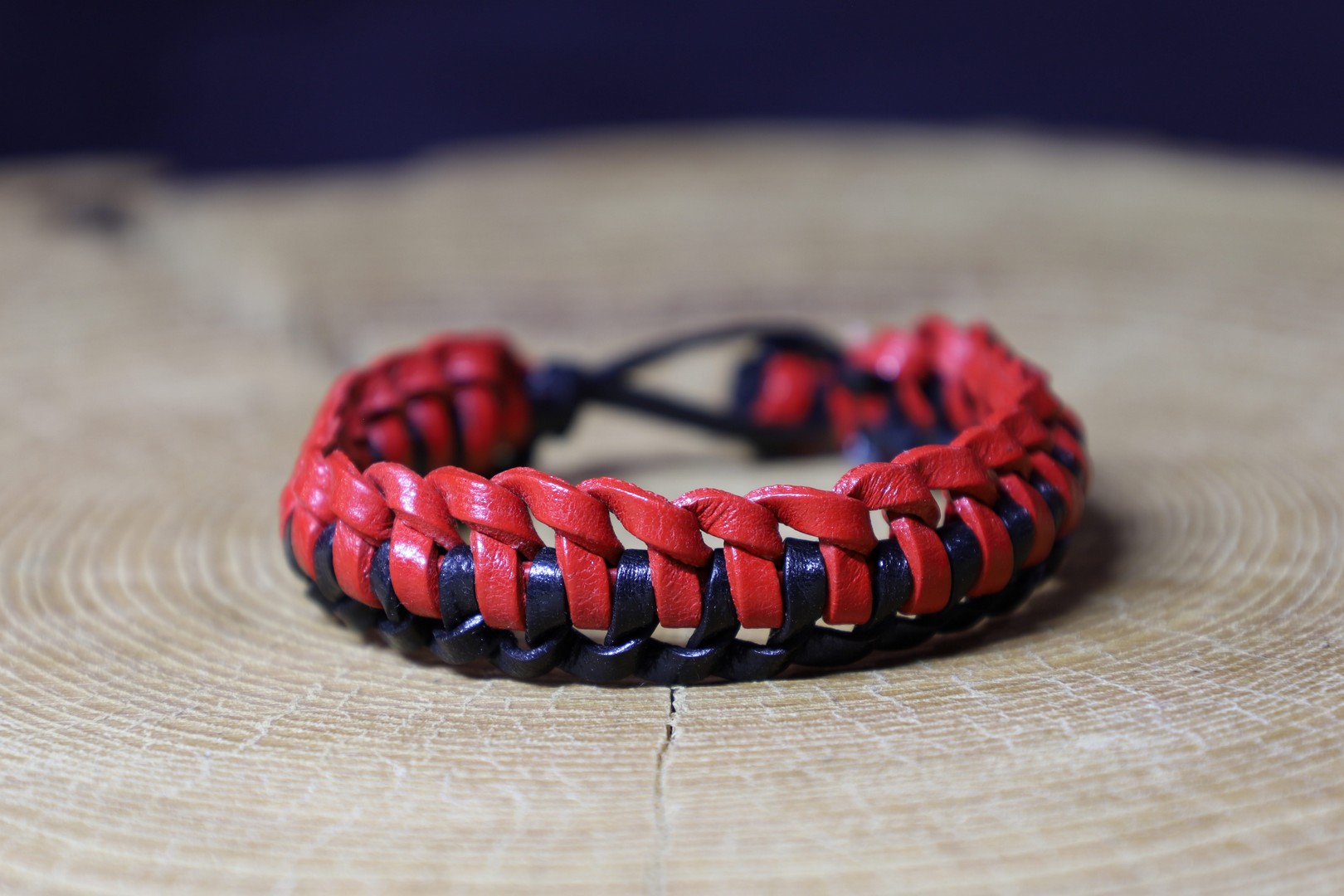 bracelet homme cuir tressé rouge noir, l'âge du cuir, maroquinerie artisanale, Dordogne, France