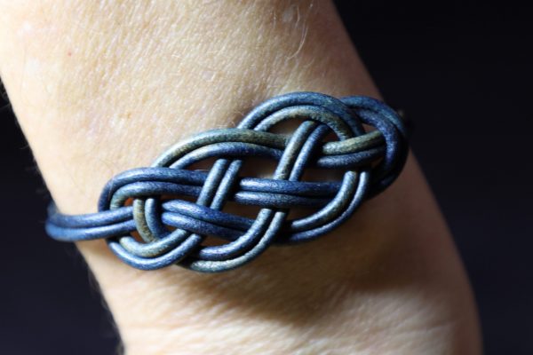 bracelet nœud marin bleu, l'âge du cuir, maroquinerie artisanale, Dordogne, France