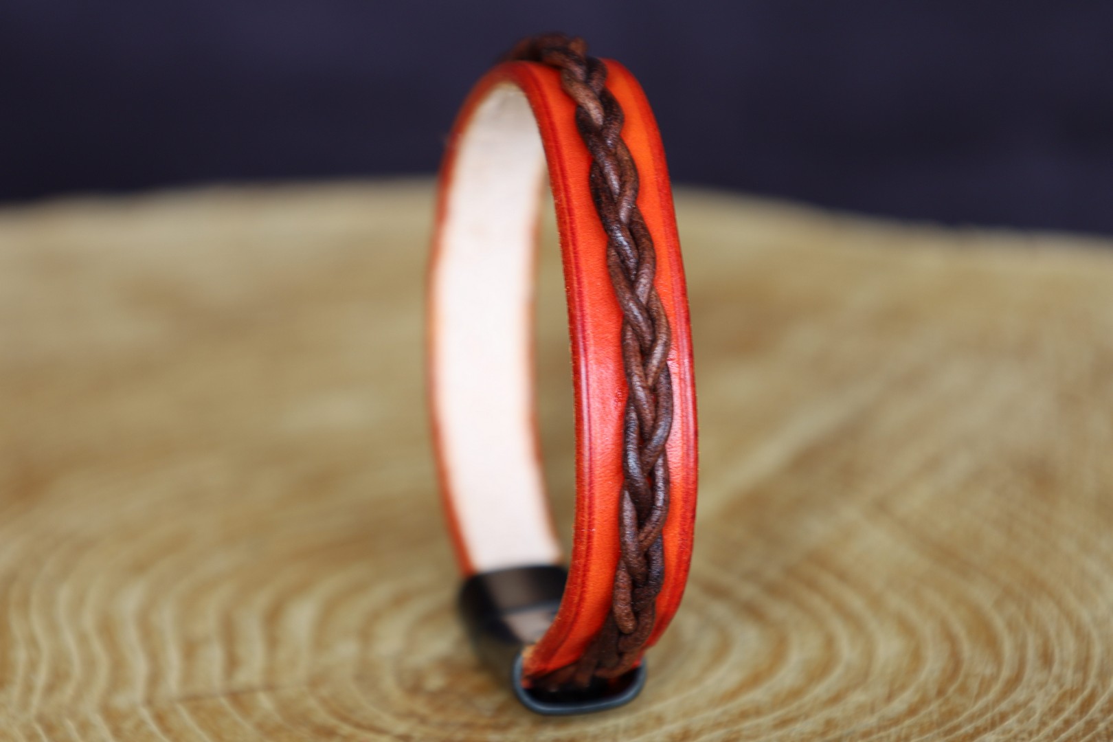 bracelet viking homme femme cuir tressé orange, cuir végétal, l'âge du cuir, maroquinerie artisanale, Dordogne, France