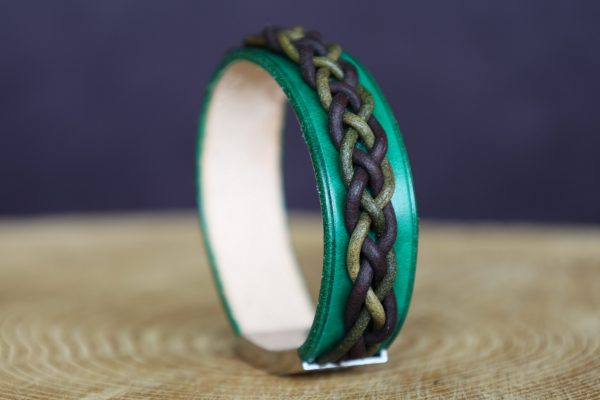 bracelet viking bande cuir vert tressage vert et marron, cuir à tannage végétal, l'âge du cuir, maroquinerie artisanale, Dordogne, France