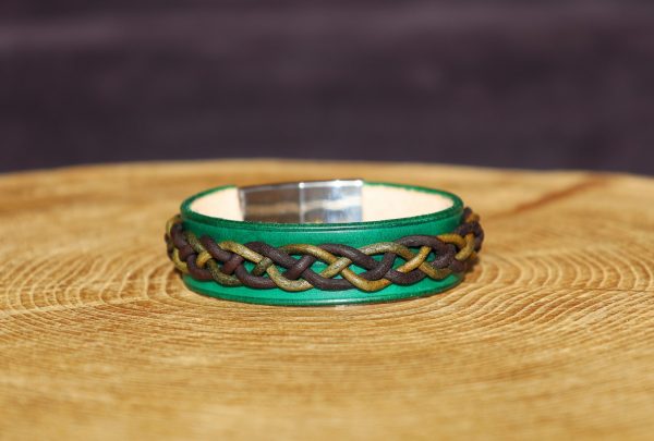 bracelet viking bande cuir vert tressage vert et marron, cuir à tannage végétal, l'âge du cuir, maroquinerie artisanale, Dordogne, France