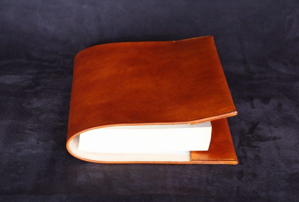 couvre livre protège livre, cuir,protege cahier cuir, cuir végétal, l'âge du cuir, maroquinerie artisanale, Dordogne, France