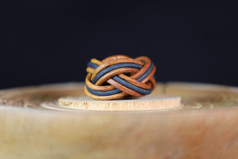 bague en cuir, cuir de vache pleine fleur à teintures naturelles, l'âge du cuir, maroquinerie artisanale, Dordogne, France