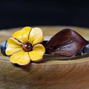 barrette cheveux femme, fleur jaune feuille acajou, cuir à tannage végétal, peau éthique, l'âge du cuir, maroquinerie artisanale, Dordogne, France